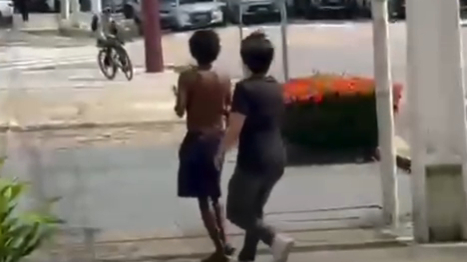 Relato e novos vídeos mostram alunos de direito testando arma de choque em Belém