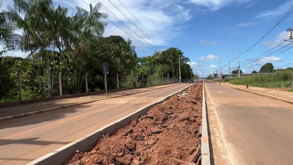 Construção de canteiro central gera transtornos e risco de acidentes na zona Leste de Porto Velho