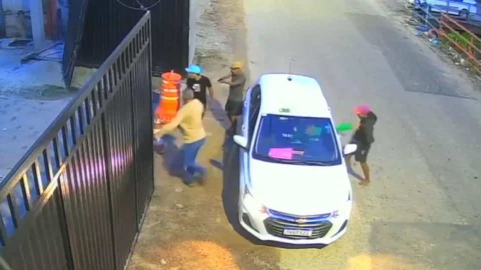 Trio armado assalta passageiro e taxista em plena rua no Jurunas