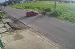 Carro perde controle, atinge moto e capota em Castanhal