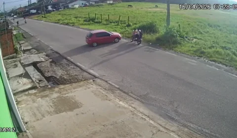 Carro perde controle, atinge moto e capota em Castanhal