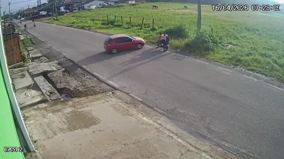 Carro perde controle, atinge moto e capota em Castanhal