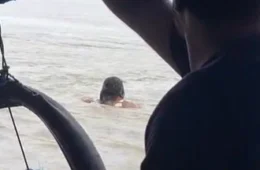MULHER É RESGATADA POR PARSSAGEIROS APÓS SE JOGAR EM RIO, NO MARAJÓ.