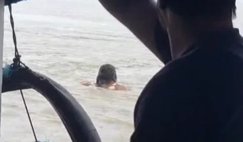 MULHER É RESGATADA POR PARSSAGEIROS APÓS SE JOGAR EM RIO, NO MARAJÓ.