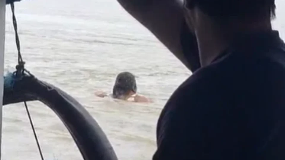 MULHER É RESGATADA POR PARSSAGEIROS APÓS SE JOGAR EM RIO, NO MARAJÓ.