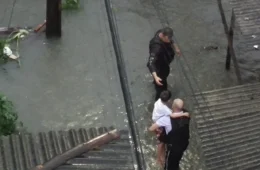 POLICIAIS MILITARES AJUDAM NO RESGATE DE POPULAÇÃO ATINGIDA EM ALAGAMENTO NO BAIRRO DO TAPANÃ.