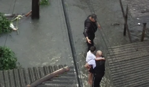 POLICIAIS MILITARES AJUDAM NO RESGATE DE POPULAÇÃO ATINGIDA EM ALAGAMENTO NO BAIRRO DO TAPANÃ.