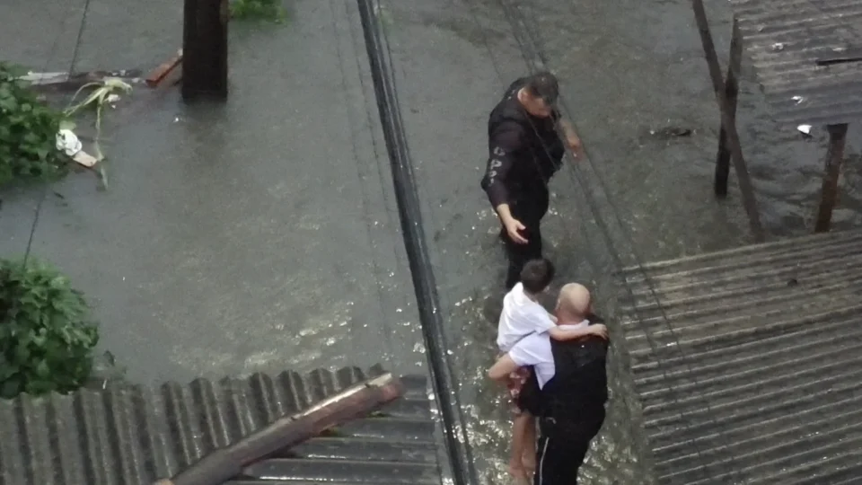 POLICIAIS MILITARES AJUDAM NO RESGATE DE POPULAÇÃO ATINGIDA EM ALAGAMENTO NO BAIRRO DO TAPANÃ.