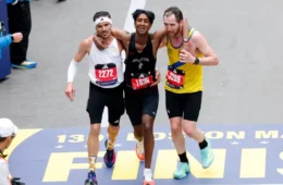 Brasileiro e britânico interrompem prova e ajudam corredor em colapso na reta final da Maratona de Boston