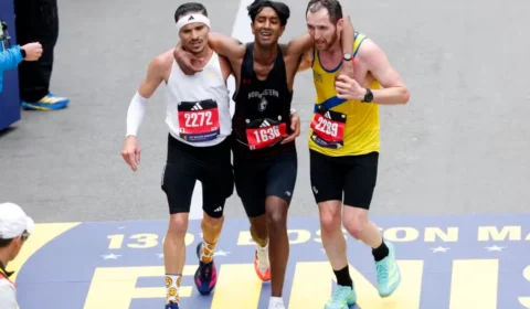 Brasileiro e britânico interrompem prova e ajudam corredor em colapso na reta final da Maratona de Boston