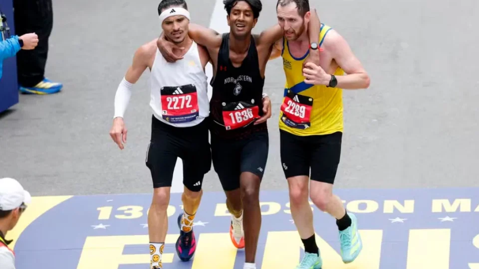 Brasileiro e britânico interrompem prova e ajudam corredor em colapso na reta final da Maratona de Boston