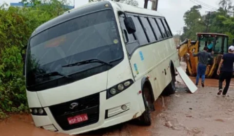 Ônibus escolar atola e quase tomba em área crítica de Belém