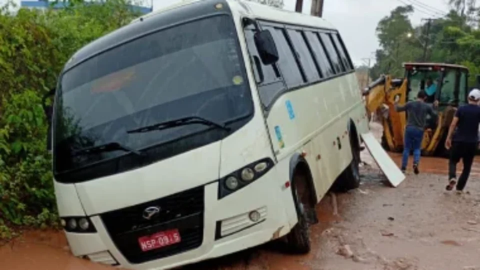 Ônibus escolar atola e quase tomba em área crítica de Belém