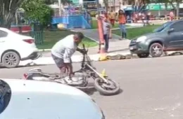 Motociclista danifica o próprio veículo após abordagem em fiscalização