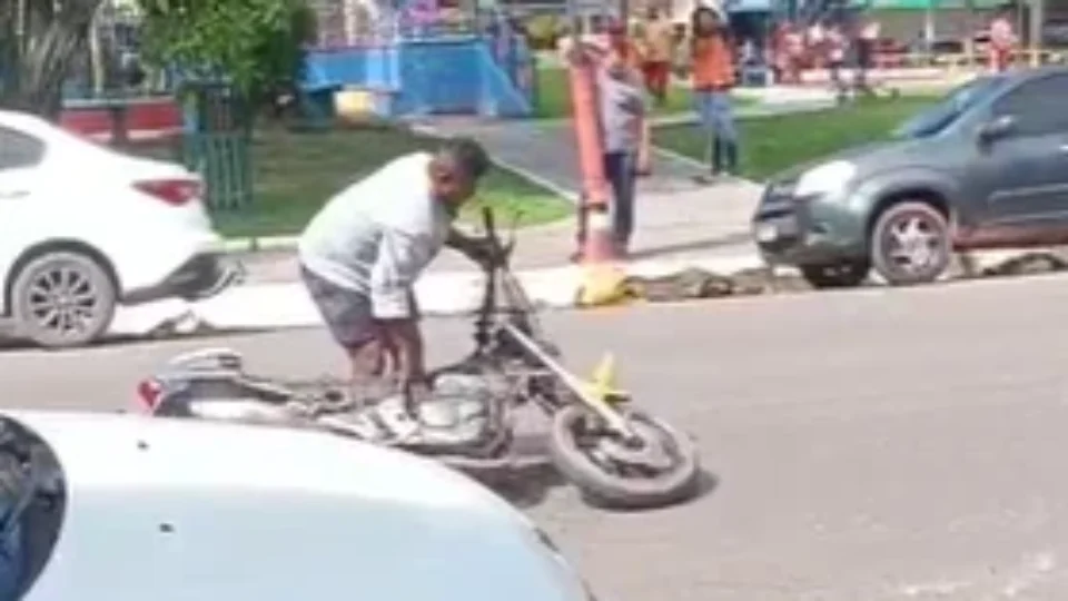 Motociclista danifica o próprio veículo após abordagem em fiscalização