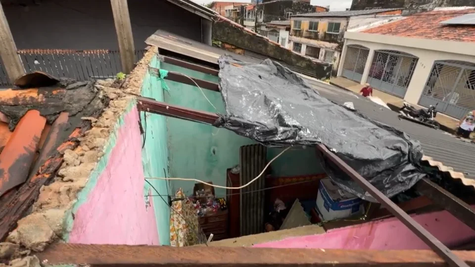 Chuva forte destelha casas e causa prejuízos em bairro de Belém