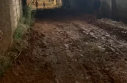 Lama após obra causa quedas de motociclistas em beco no bairro Nacional em Porto Velho