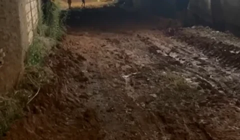 Lama após obra causa quedas de motociclistas em beco no bairro Nacional em Porto Velho