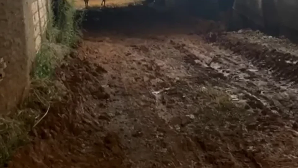 Lama após obra causa quedas de motociclistas em beco no bairro Nacional em Porto Velho