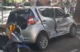 Carro desgovernado atinge veículos estacionados na Presidente Vargas