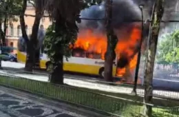 Ônibus pega fogo e assusta morador na Presidente Vargas, em Belém