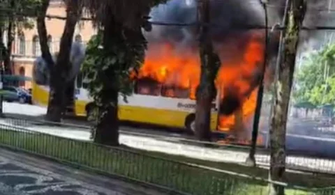 Ônibus pega fogo e assusta morador na Presidente Vargas, em Belém