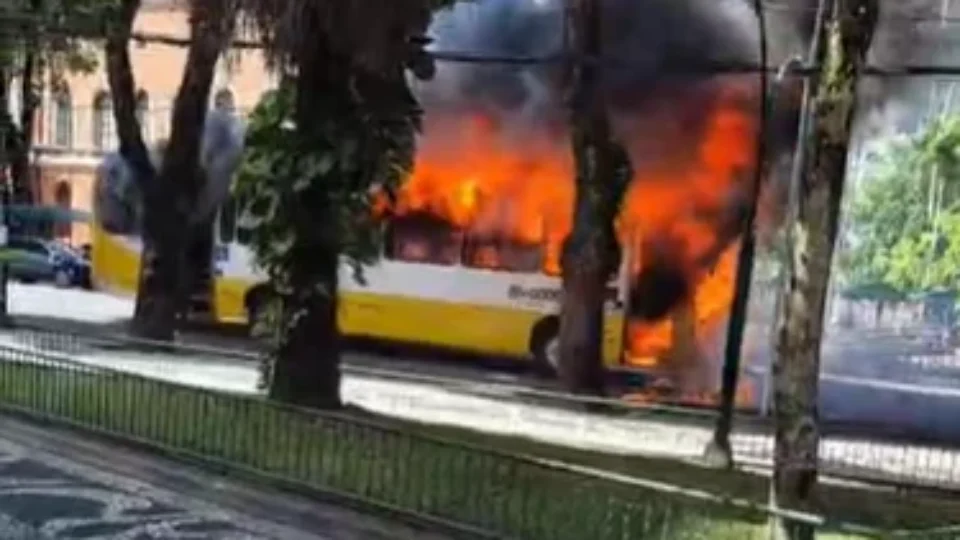 Ônibus pega fogo e assusta morador na Presidente Vargas, em Belém