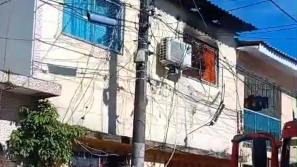 Vídeo: incêndio atinge casa no distrito de Icoaraci, em Belém