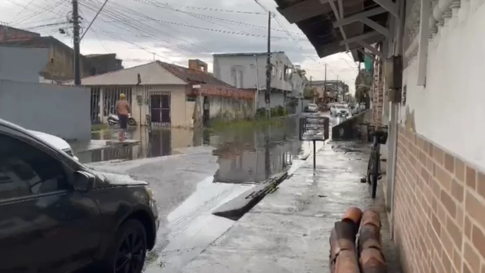 Moradores denunciam alagamentos constantes após chuvas no Maracangalha, em Belém