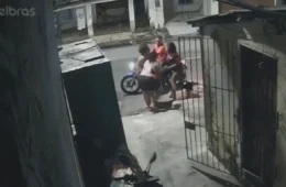 Casal em motocicleta assalta mulher na porta de casa no bairro da Jurunas, em Belém