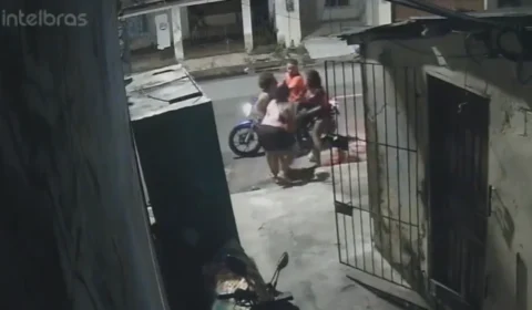 Casal em motocicleta assalta mulher na porta de casa no bairro da Jurunas, em Belém