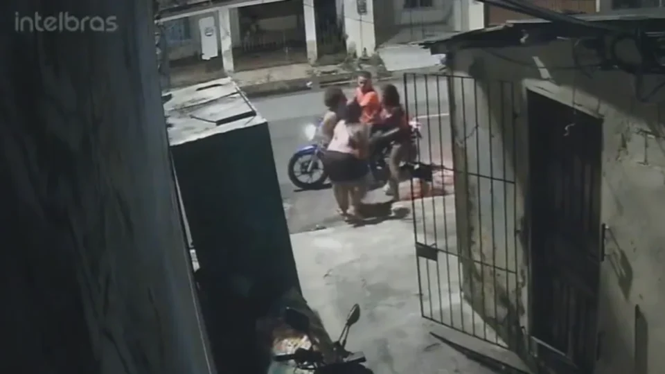 Casal em motocicleta assalta mulher na porta de casa no bairro da Jurunas, em Belém