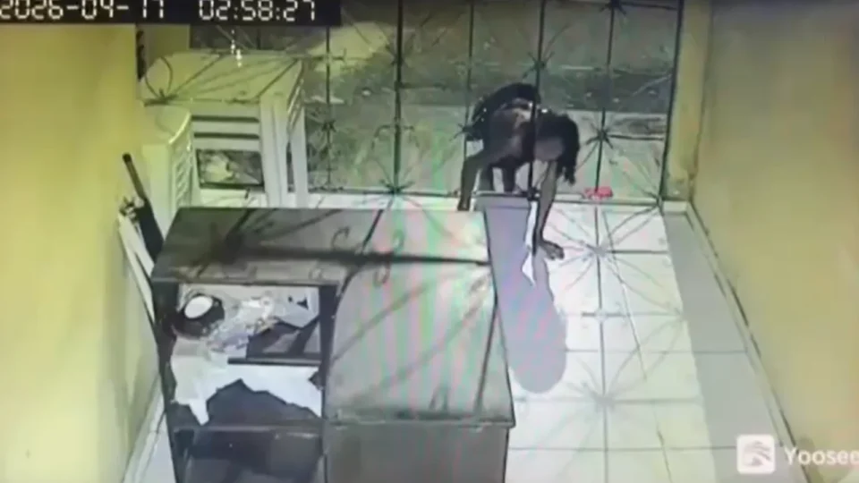 Mulher se contorce e atravessa grade para furtar pizzaria no Pará
