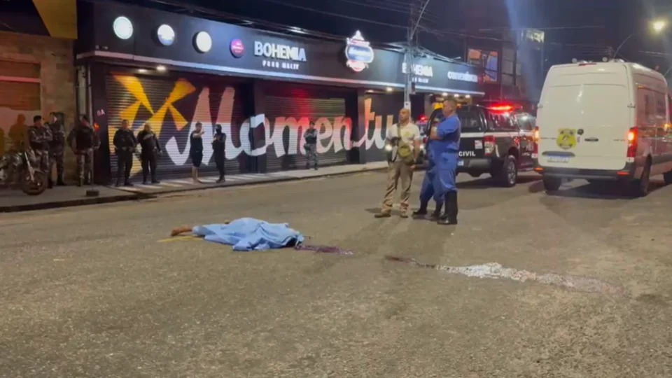Suspeito morre após ser baleado e atropelado durante assalto em casa de show em Belém, no Pará