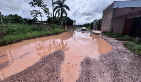 Rua Corticeiro vira lamaçal e moradores denunciam abandono na zona Leste de Porto Velho