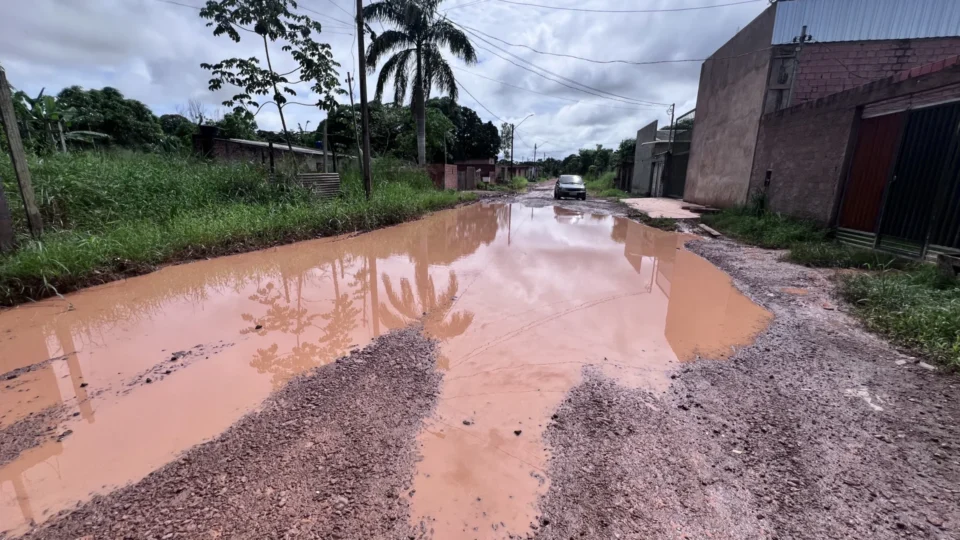 Rua Corticeiro vira lamaçal e moradores denunciam abandono na zona Leste de Porto Velho