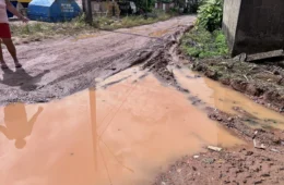 Moradores enfrentam lama e buracos na Rua e Beco Pirarara em Porto Velho