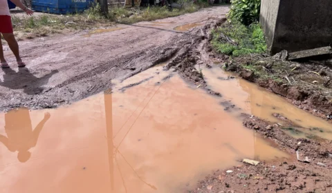 Moradores enfrentam lama e buracos na Rua e Beco Pirarara em Porto Velho