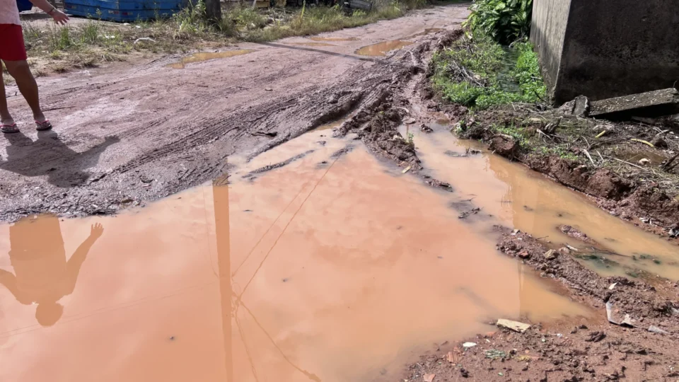 Moradores enfrentam lama e buracos na Rua e Beco Pirarara em Porto Velho