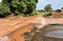 Chuva transforma Rua Itumbiara em lama e moradores cobram solução na zona Leste