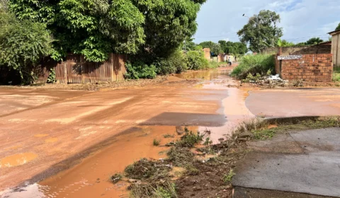 Chuva transforma Rua Itumbiara em lama e moradores cobram solução na zona Leste