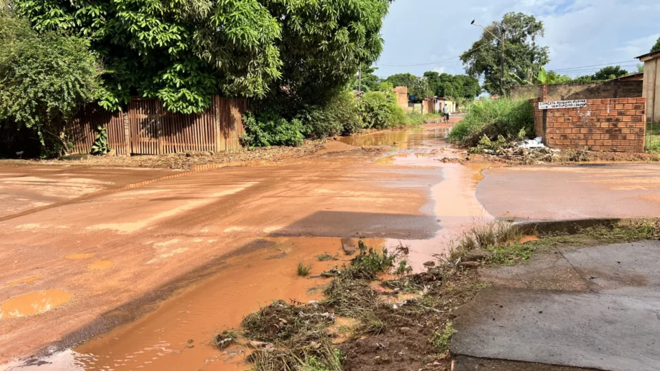 Chuva transforma Rua Itumbiara em lama e moradores cobram solução na zona Leste
