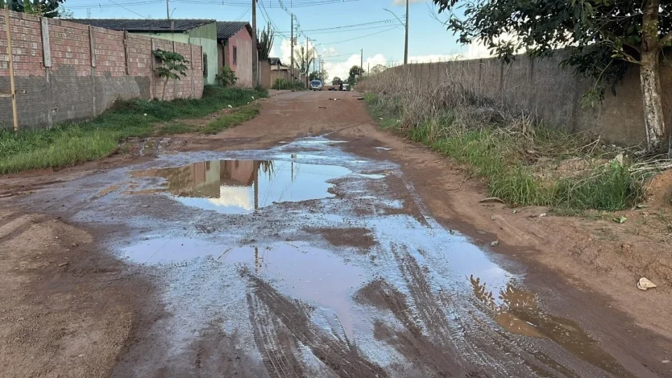 Sol revela abandono na Rua Netuno com Plutão no bairro Planalto II em Porto Velho