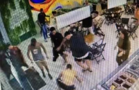 Torcedores do Flamengo invadem sorveteria e agridem homem com camisa do Corinthians