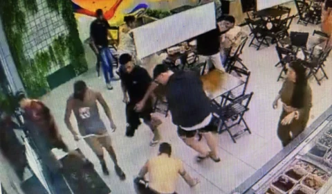 Torcedores do Flamengo invadem sorveteria e agridem homem com camisa do Corinthians