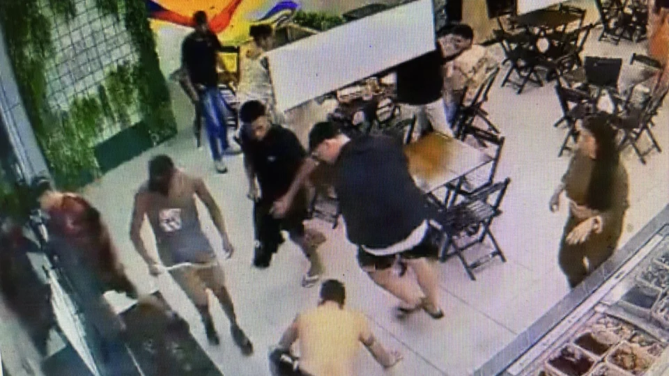Torcedores do Flamengo invadem sorveteria e agridem homem com camisa do Corinthians