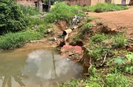 Moradora cai em rua precária e denuncia abandono na zona Sul de Porto Velho