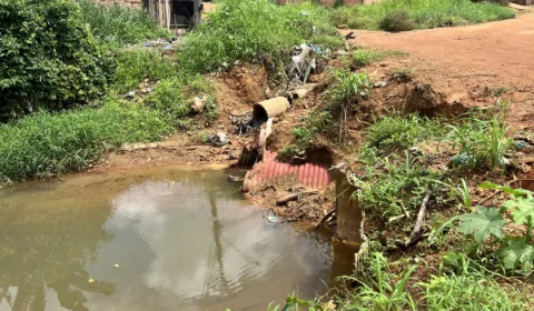 Moradora cai em rua precária e denuncia abandono na zona Sul de Porto Velho