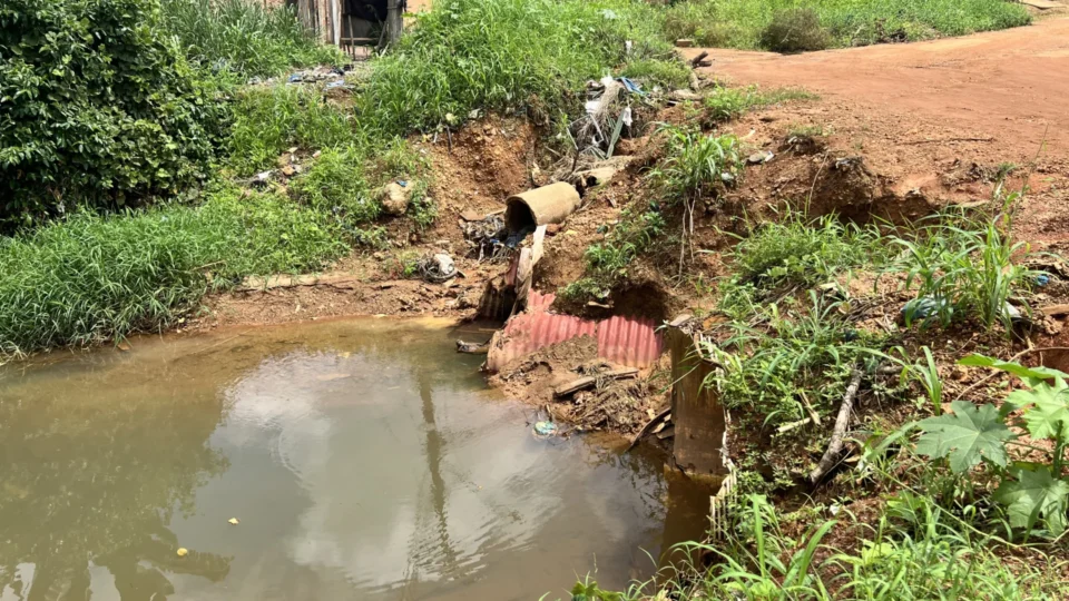 Moradora cai em rua precária e denuncia abandono na zona Sul de Porto Velho