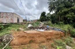 Entulho em buraco agrava situação e gera revolta na zona Leste de Porto Velho